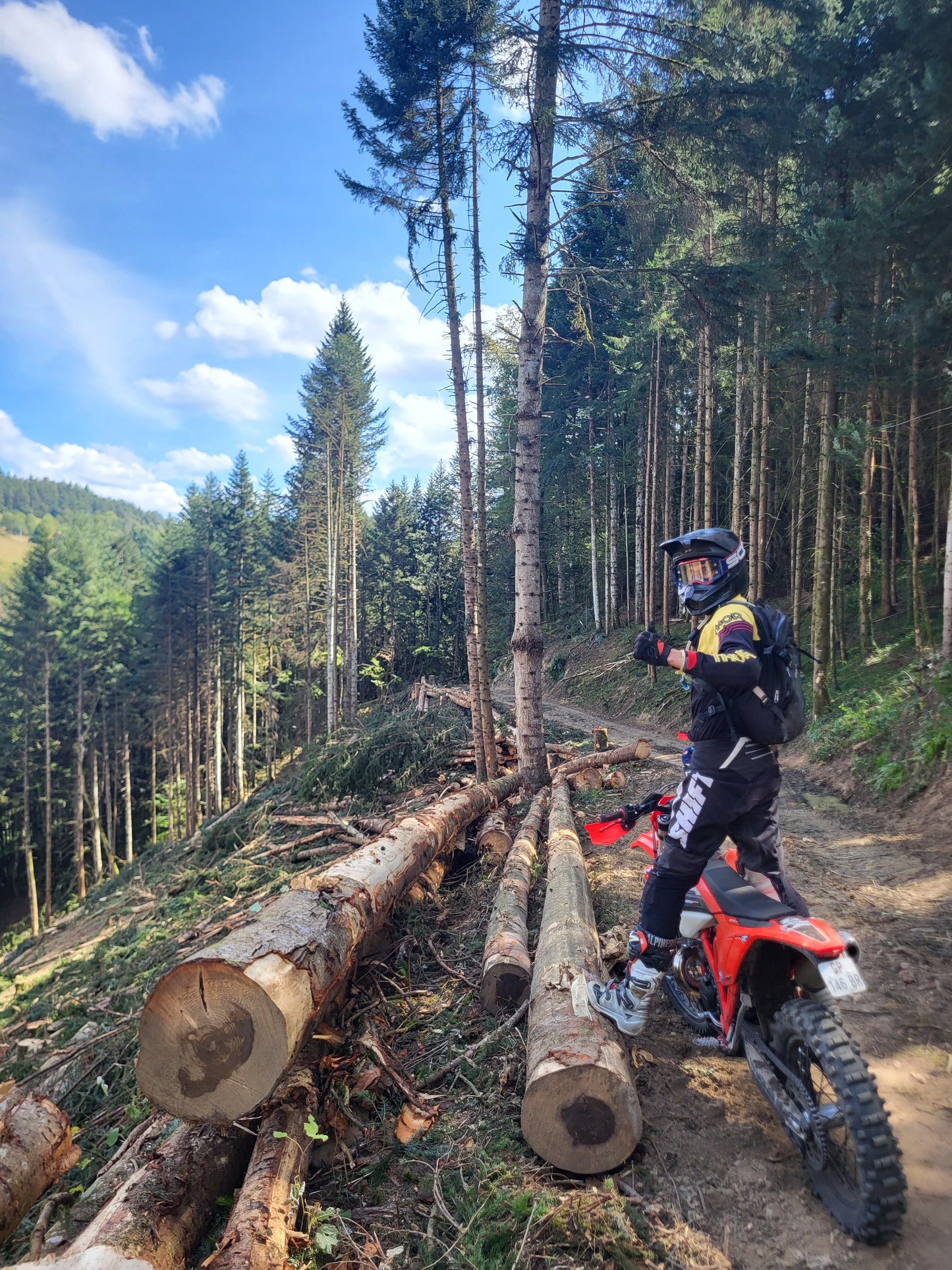 Groupe privé STEPHANE Week-end Enduro en Auvergne / Repas du terroir 2026 du 23 au 26 Avril 2026