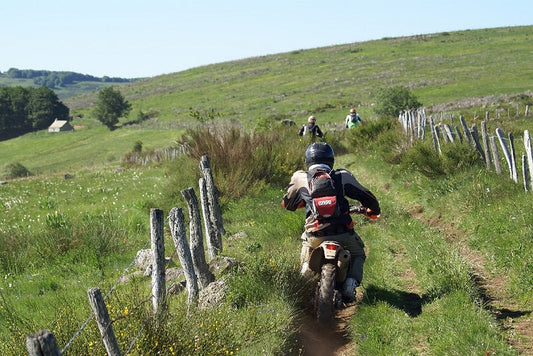 Enduro et trail off-road en Auvergne : le guide complet pour rouler toute l’année